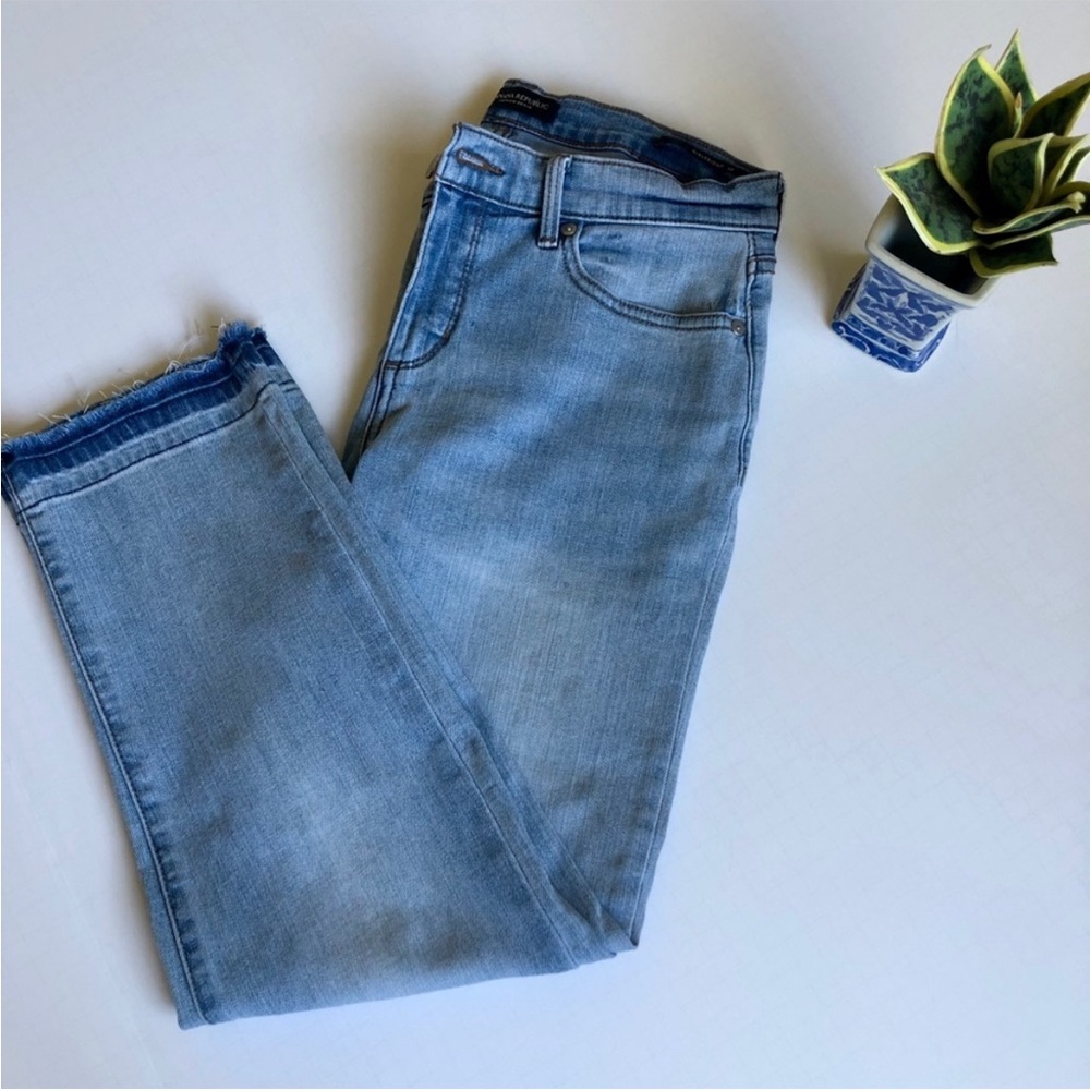 BANANA REPUBLIC GIRLFRIEND CROPPED JEANS SIZE 28 LIGHT WASH RAW HEM